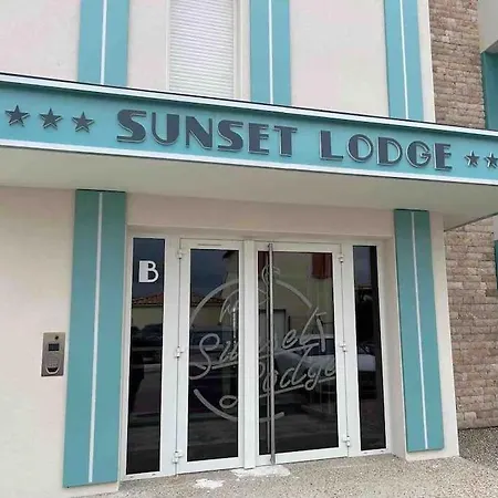 Neuf 4 Etoiles - Sunset Lodge, Нарбонна